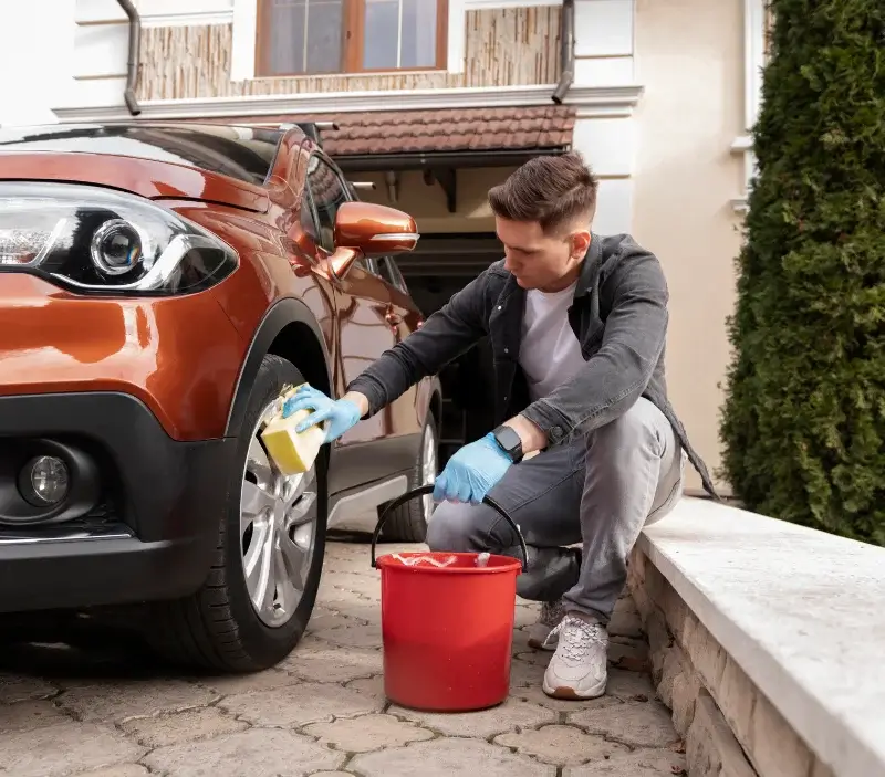 Lavage auto à domicile Lay : professionnel intervenant sur un véhicule